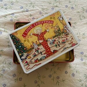 Very sweet Christmas tin